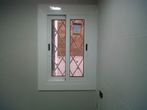 En Barcelona, colocación ventanas aluminio blanco con cámara para resguardar del frío y el ruido.