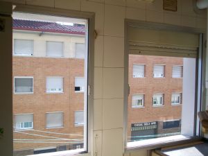 Cambio de ventanas antiguas en una cocina de piso en Montornès del Vallès.