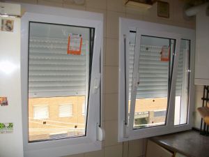 Las nuevas ventanas en cocina son de aluminio blanco vídrio con cámara aislante y abren oscilo batientes.