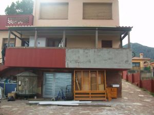 En Montornès del Vallès, ampliación de casa con el cerramiento de la terraza.