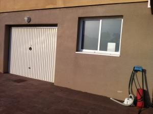 Fabricación e instalación de balconera en aluminio blanco en vivienda de Lliçà d'Amunt.
