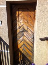 Quitar puerta exterior de madera para poner una de aluminio.