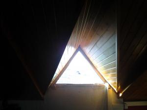 Ventana de forma triangular en buhardilla de casa en Caldes de Montbui.
