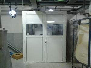 Armario cerramiento en aluminio blanco de doble puerta más laterales fijos.