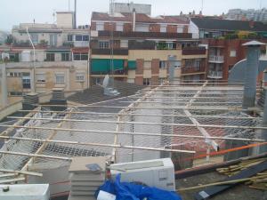Sustitución de techo de policarbonato en patio de luces de finca en Barcelona.