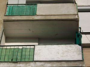 Cerrar balcón con ventanas en aluminio blanco y persianas.