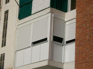 Cerramiento con ventanas de aluminio y persianas en balcón en Montornès del Vallès.