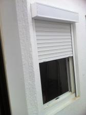 Fabricación y montaje de ventana + persiana en color blanco en Badalona