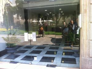 Instalación de puerta de cristal en entrada en edificio en Barcelona