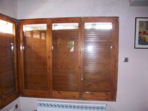 Cambiar ventanas de madera por ventanas de aluminio con aislamiento térmico y acústico.
