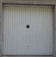 Cambio de puerta de parking por una de aluminio blanco en Montornès del Vallès Barcelona.