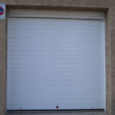 Fabricación y colocación de puerta de aluminio para garaje en Montornès del Vallès, Barcelona.