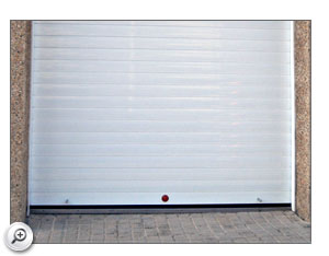 Puerta de persiana enrollable para garaje o parking, de aluminio blanco.