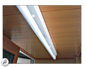 Colocación de techo de aluminio blanco en una cocina de Barcelona. Lamas de aluminio extraíbles y de fácil limpieza.