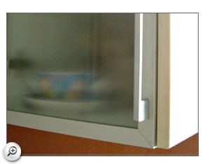 Fabricación de vitrinas en aluminio con cristal para muebles de cocina o baño.